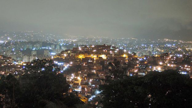 Salir de noche en Caracas, la ciudad más violenta del mundo, es un riego que muchos no se atreven a tomar. 