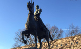 Asi fue abandonada la estatua del Libertador en Washington por los chavistas. (fotos)