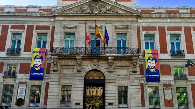 “Leopoldo #Libertad ya”: El cartel del gobierno de Madrid en su fachada (fotos)