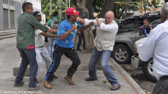 “Chúo” Torrealba defiende la democracia a  puñetazo limpio