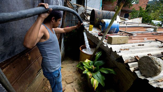 Para el venezolano se volvió necesario vivir pendiente de dónde sacará el agua. 