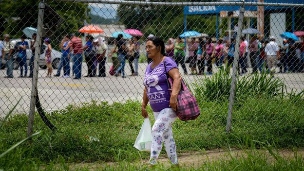 Según Datanálisis, los venezolanos pasan entre 5 y 8 horas a la semana haciendo fila para comprar lo básico. 