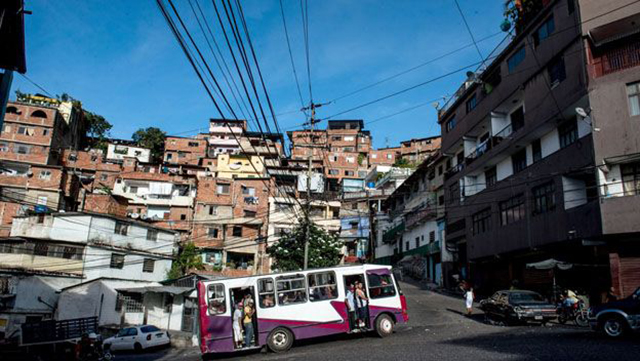 El barrio venezolano es una tierra alegre y movida, pero también peligrosa y llena de percances. 