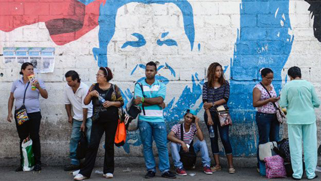 En Venezuela hoy hay que hacer largas filas para supermercados, transporte, trámites y cajeros automáticos, entre otras. 