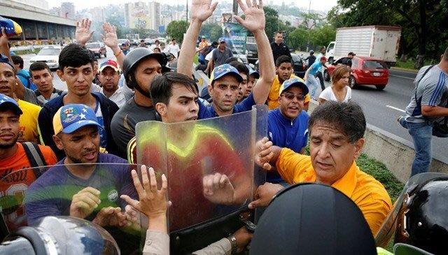 Momento en que retiran a Capriles de la marcha tras ser agredido