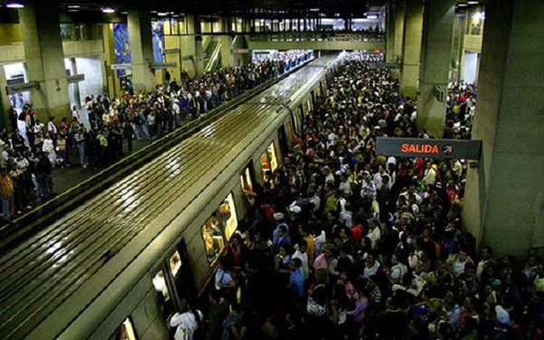 Comienza  la semana con mega retraso en el Metro de Caracas (Video)