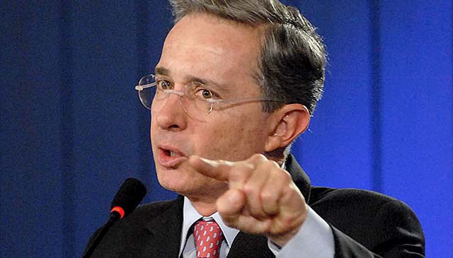 Uribe acusa a Santos de claudicar «ante el terrorismo»