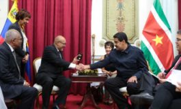 Maduro en su condición de presidente de Unasur, ayuda a mandatario de Surinam que intenta zafarse de juicio por asesinato
