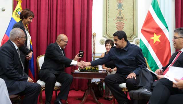 Maduro en su condición de presidente de Unasur, ayuda a mandatario de Surinam que intenta zafarse de juicio por asesinato