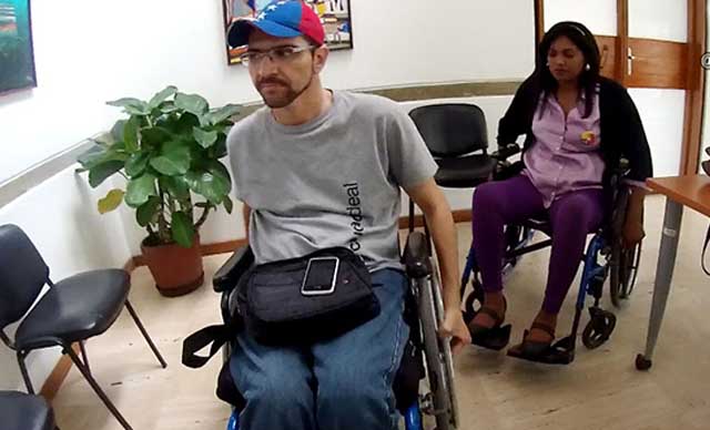 Dos venezolanos en sillas de ruedas emprenden camino desde Barquisimeto para sumarse a la Toma de Caracas