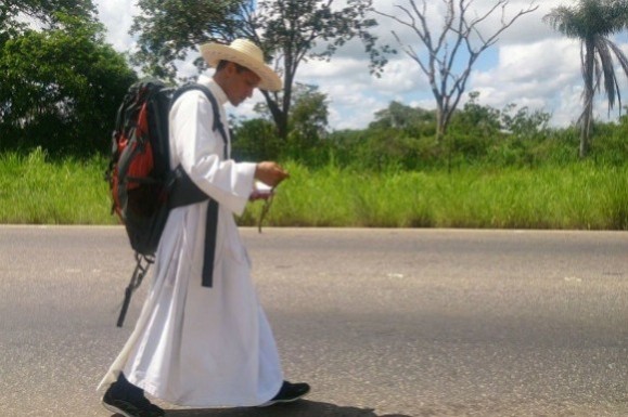 Sacerdote camina desde Anzoátegui hasta Caracas para solicitar  vigilia ante CNE