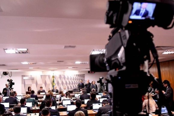 La Comisión del Senado brasileño votó a favor de la destitución de Rousseff