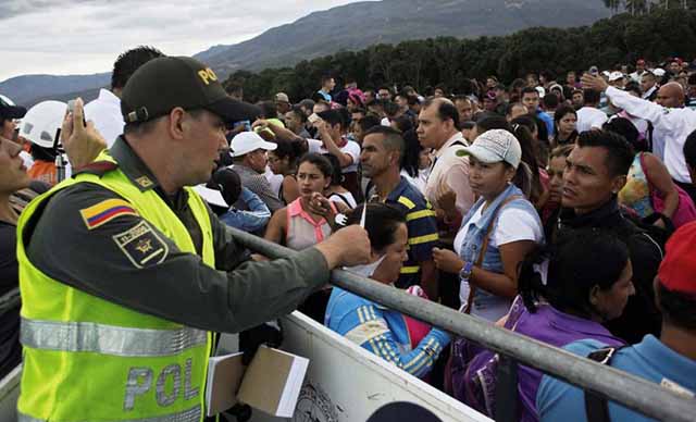 Maduro y Santos abrieron la frontera porque las FARC ya preparó su retaguardia en Venezuela