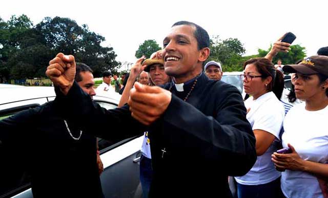 El padre Bastidas llegó a Caracas pero no pudo hacer vigilia ante el CNE