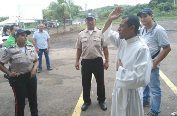 Esbirros del SEBIN interceptan a sacerdote durante su caminata a Caracas