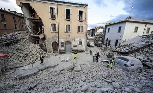 Al menos 120 muertos tras un fuerte terremoto en el centro de Italia