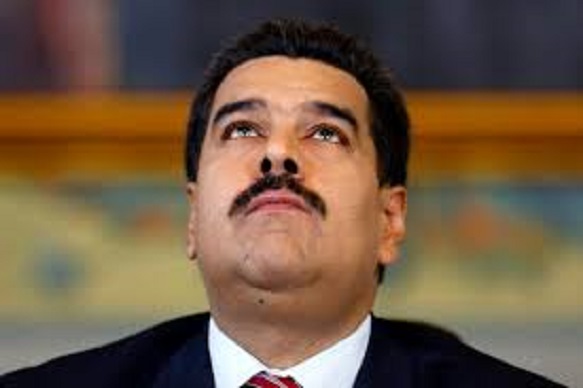 Maduro rogando: «Le pido a Dios tener buenas relaciones con EE.UU»