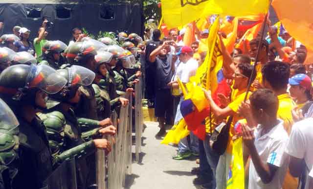 Oposición venezolana marcha en el interior del país bajo fuerte custodia militar