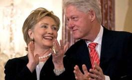 De la "bancarrota" a millonarios: Cómo los Clinton construyeron su fortuna