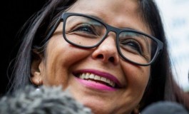 El choque de la verborrea chavista de Delcy Eloina contra el presidente de Perú