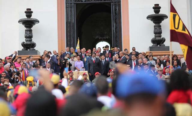 Maduro firma presupuesto 2017 por más de ocho billones de bolívares sin aprobación de la AN