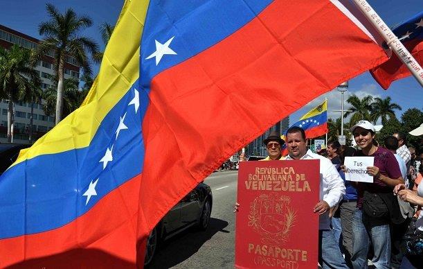 Venezolanos en el exterior en riesgo de ser deportados por falta de pasaportes
