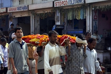 Un joven de 17 años ‘resucita’ en medio de su funeral en la India