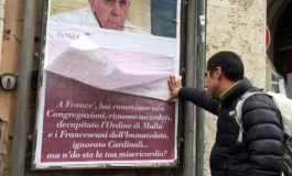 Roma, empapelada con afiches cuestionando a Francisco ¿Donde está tu misericordia?", decían
