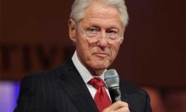 Bill Clinton lleva 20 años perjudicando a los inmigrantes en Estados Unidos: El legado de cuatro leyes