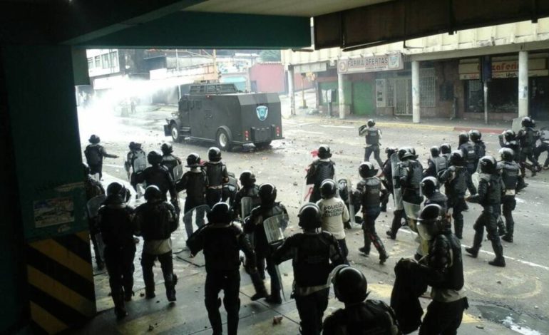 #19ABRIL Policía reprime a manifestantes opositores en San Cristóbal