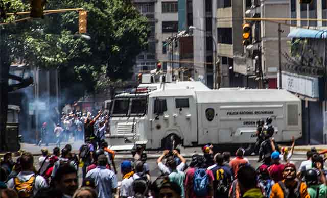La brutal agresión por parte de los esbirros de Maduro Marcha #19A