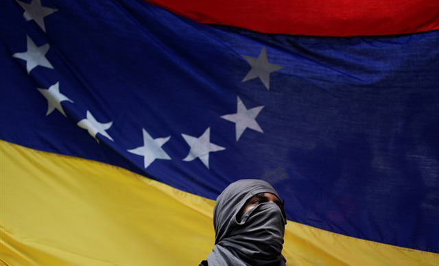 La oposición desafía a militares, principal sostén de Maduro en Venezuela