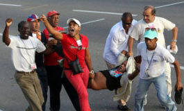 Opositor cubano salvaje golpeado en la marcha del 1ero de Mayo en La Habana
