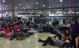 Usuarios varados, duermen en el piso del aeropuerto esperando la respuesta de Conviasa sobre sus vuelos