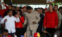 Mientras los venezolanos son reprimidos, Maduro se hace loco y baila con Adán Chávez (Videos)
