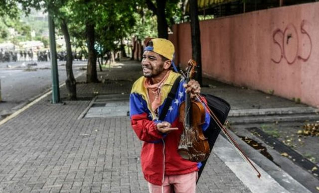 Violinista de protestas contra Maduro desató solidaridad tras denunciar agresión