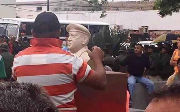 Detienen a 14 personas por tumbar estatua de Chávez y oficialistas erigen busto en su lugar