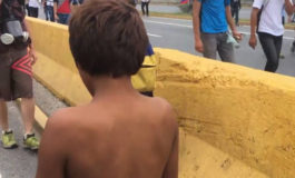 Niños en situación de calle piden comida en las marchas