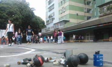 Esbirros de Maduro reprimen y derriban portones en Los Verdes