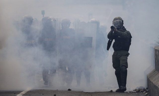 Impactante video del momento en que los esbirros de Maduro disparan a jóvenes en Caracas