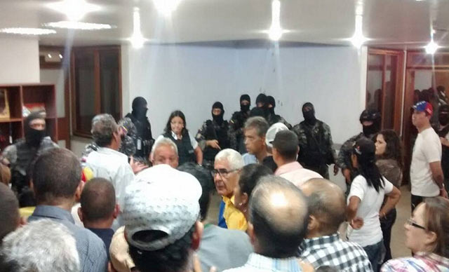 Los secuaces de Maduro ingresaron sin orden judicial a la Alcaldía y se llevaron a Alfredo Ramos