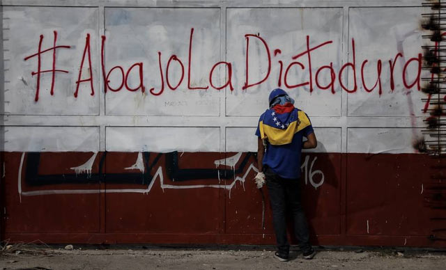 Rajoy pide a Maduro que «reconsidere» la situación en Venezuela