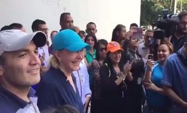Luisa Ortega y su esposo salieron a participar en la consulta popular (VIDEO)