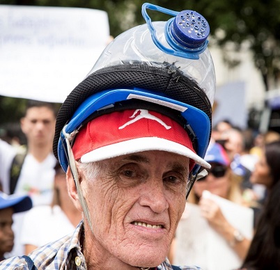 El abuelo de las marchas: “Tenemos que seguir en la calle cueste lo que cueste”