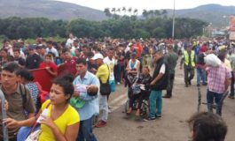 Venezolanos continúan cruzando la frontera con Colombia